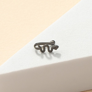 Gros plan d'un ear cuff serpent gris fusil avec texture d'écailles sur fond minimaliste