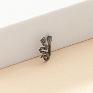 Faux piercing nez serpent en forme de U noir fusil avec texture d'écailles détaillée