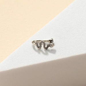 Manchette d'oreille serpent argenté rétro avec écailles et design en U sans perçage