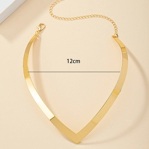 Detail van gouden V-vormige choker met 12cm binnendiameter meting en handige karabijnsluiting