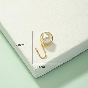 Vista detallada del clip nasal dorado con perla y dimensiones 2.8cm por 1.4cm