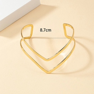 Dettaglio del bracciale da braccio a V a doppio strato oro con diametro di 8,7 cm