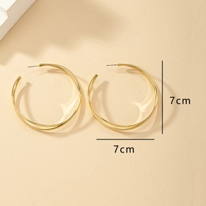 Detailansicht der 7cm goldenen geometrischen Creolen mit doppeltem Drahtdesign