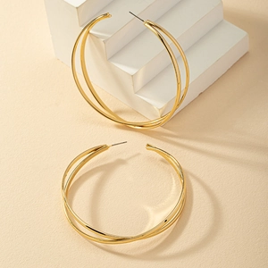 Minimalistische doppellagige Gold-Creolen auf einem geometrischen Sockel