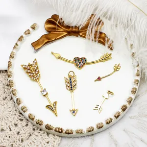 Ciondoli in Rame Placcato Oro 18K con Micro Intarsio in Zirconia a Forma di Cuore e Freccia per Fai da Te Creazione Gioielli