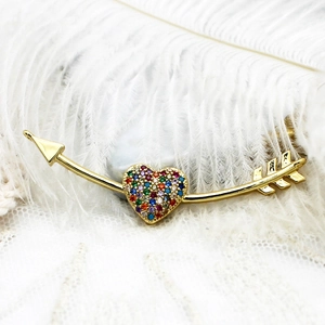 Dettaglio del ciondolo a cuore e freccia in oro 18K con zirconi multicolore vivaci