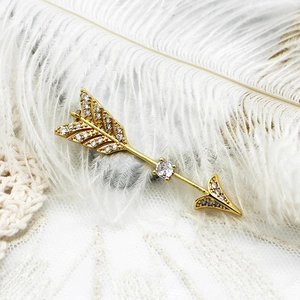 Elegante ciondolo a freccia placcato oro 18K con micro-pave cristalli su piume bianche