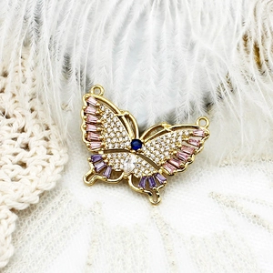 Détail du pendentif papillon plaqué or 18K orné de zircons colorés et diamants
