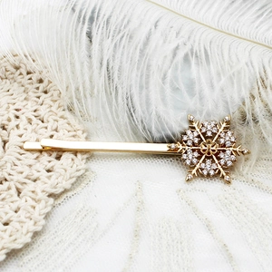 Détail d'une barrette flocon de neige plaquée or 18K avec sertissage micro-pave de zircons