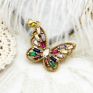 Pendentif papillon raffiné en or 18K avec pierres colorées sur une plume blanche
