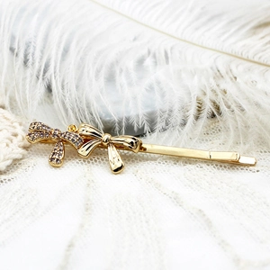 Détail de la pince à cheveux nœud plaqué or 18K avec strass violets sertis
