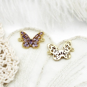 Vue macro de breloques papillon en or 18K avec zircone violette pour bijoux DIY