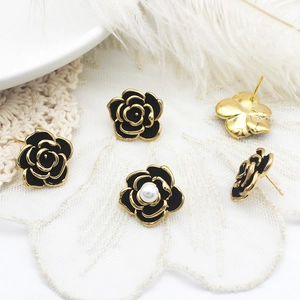 Orecchini a Bottone Camelia con Fiocco in Rame Placcato Oro 18K con Perno in Argento Sterling 925 Strass Smalto DIY Gioielli