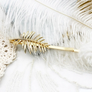 Pince à cheveux feuille plaquée or 18K avec zircons sur fond en dentelle
