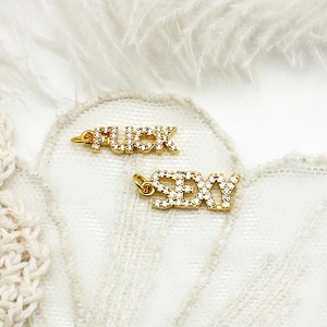 Détail de pendentifs lettres plaqués or 18 carats avec cristaux blancs étincelants