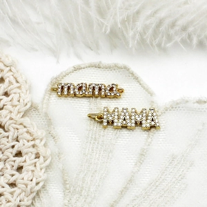 Détail des pendentifs MAMA plaqués or 18 carats avec zircons pour création de bijoux