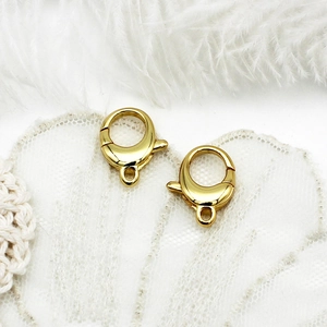 Dettaglio di chiusure a moschettone placcate oro 18K per collane DIY su piume