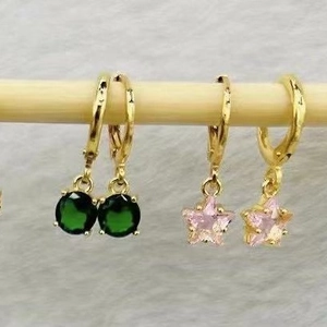 Gold-plated geometric earrings featuring deep green round and pink star-shaped stones