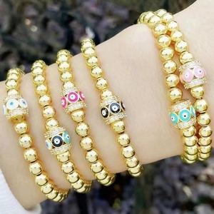 Set di 5 bracciali a perline dorate con ciondoli malocchio colorati e zirconi incastonati