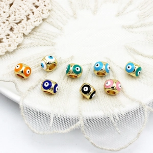 Detailansicht der bunten Emaille Evil Eye Zylinderperlen für die DIY Schmuckherstellung