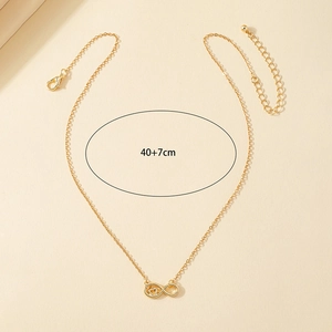 Collier minimaliste en or avec pendentif infini et cœur sur une chaîne ajustable dorée