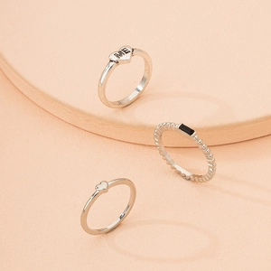 Zilverkleurige ringenset van 3 met hartbedeltjes, zwarte edelstenen en kraalbandjes