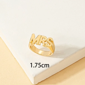 Anillo de letras MRS dorado minimalista con medida de diámetro interno 1,75 cm