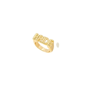 Anillo minimalista de oro con letras BRIDE caladas y elegante acabado pulido