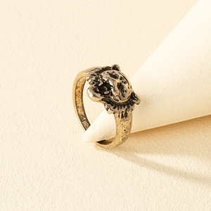 Retro vintage lion head ring in antique gold finish for hip hop streetwear jewelry