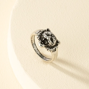 Vintage silver lion head ring with retro punk style and detailed relief texture