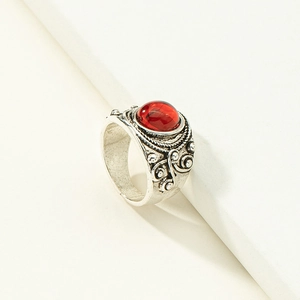 Anillo bohemio vintage con piedra roja grande y patrones florales de plata ornamentada