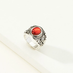 Anillo retro de plata con una gran piedra roja ovalada y relieves florales bohemios