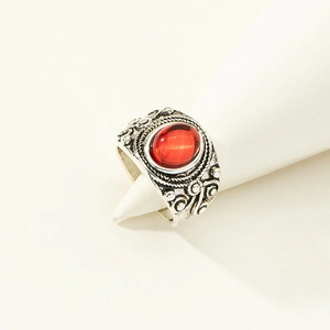 Anillo vintage plateado con gema marrón rojizo y grabados de filigrana detallados