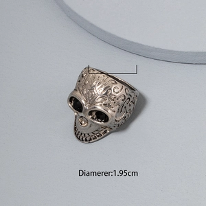 Vintage silver skull ring with black rhinestones and vine patterns, diameter 1.95cm
