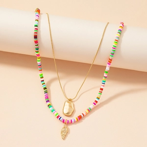 Dubbellaagse kleurrijke polymeerklei ketting met een gouden schelphanger en slangenketting
