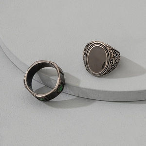 Set di anelli retrò con motivo a trifoglio verde e design a sigillo con pietra nera