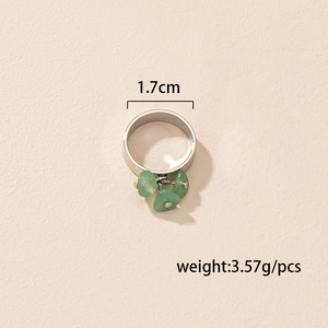 Bague vintage française avec pierres vertes montrant la taille 1,7cm et le poids 3,57g