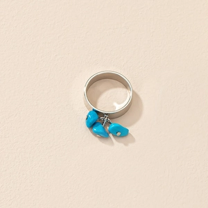 Détail de la bague en argent ornée de trois pierres naturelles bleu clair suspendues