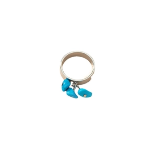 Bague minimaliste en argent avec trois pendentifs en turquoise de forme irrégulière