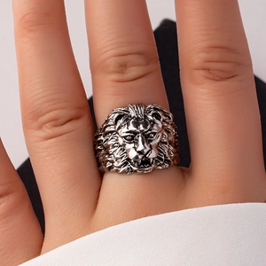 Vintage lion head ring with antique silver finish and detailed realistic carving