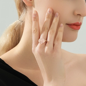 Anello in cristallo rosa con filo dorato intrecciato, stile vintage bohémien fatto a mano