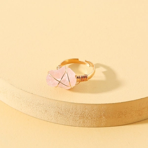 Anello in pietra di cristallo rosa irregolare con filo dorato e design regolabile