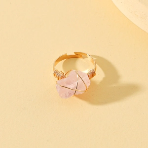 Dettaglio in quarzo rosa irregolare con filo dorato su anello regolabile aperto