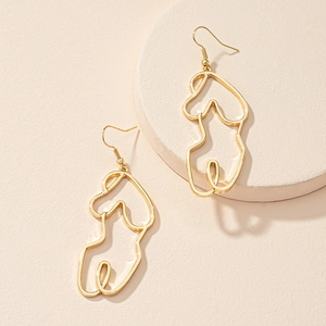 Abstracte vrouwelijke lichaamscontour oorbellen in gepolijst goud met minimalistisch design