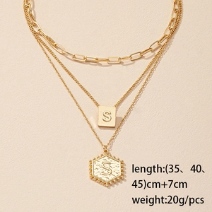 Gedetailleerde gouden gelaagde ketting met vierkante en zeshoekige S-hangers