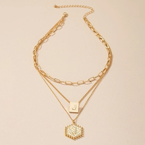 Gouden gelaagde ketting met drie lagen, paperclipketting en rechthoekige letter J-hanger