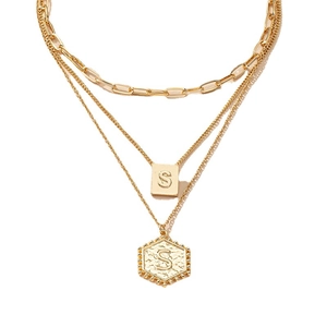 Gelaagde gouden ketting met drie lagen en vierkante en zeshoekige S-hangers