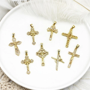 Hip Hop Pendente a Croce in Rame Placcato Oro 18K Micro Pave Strass Crocifisso Religioso Vergine Maria Ciondolo per Collana Fai Da Te Gioielli