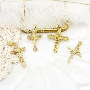 Pendenti a croce in rame placcato oro 18K con zirconi cubici incastonati su pizzo bianco