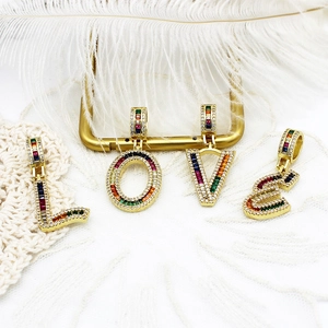 Détail de pendentifs lettres LOVE en zircons arc-en-ciel plaqués or 18 carats